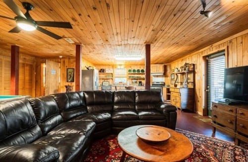 Lone Rock Cabin | Luxury Riverfront Lodge Fishing, Hot Tub & White River Access and Ozark Views”n