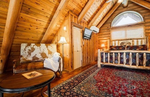 Lone Rock Cabin | Luxury Riverfront Lodge Fishing, Hot Tub & White River Access and Ozark Views”n