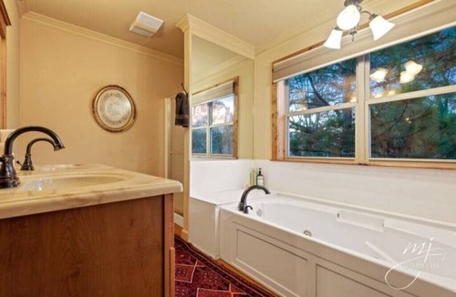 Lone Rock Cabin | Luxury Riverfront Lodge Fishing, Hot Tub & White River Access and Ozark Views”n