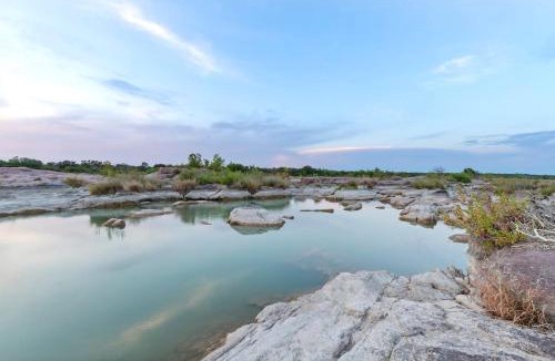 Llano House | Luxury Riverfront Retreat - 6 Cabins - Private Pool