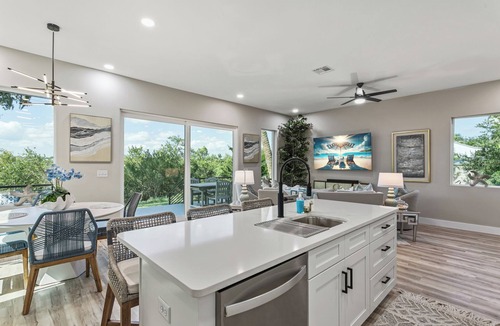 Downtown Historic District House | Luxury riverfront for large groups Walk to Historic Downtown & restaurants