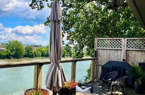 West End House | Luxury Riverhouse Downtown—4BR, Private Dock & Sauna