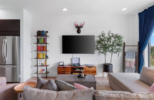North Capitol Condo | Luxury Riverview - Walk to Broadway - With Garage and Patio