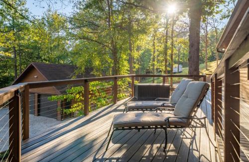 Mid America House | Luxury Rock Creek Cabin w Deck by Lake Hamilton