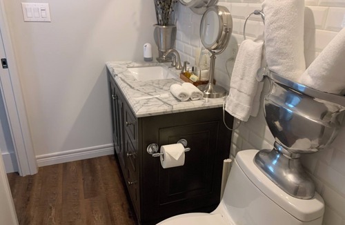 Old Town Historic District Bed & Breakfast | Luxury Romantic Private Suite With Lounge. New August 2025, Historic District.