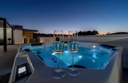 Cove Tri Zala (Zrnovo) Apartment | Luxury Rooftop Apartment with Outdoor Kitchen & Jacuzzi