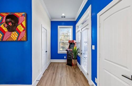 South Central Houston House | Luxury Rooftop Escape with Mini Golf & Movie Nights
