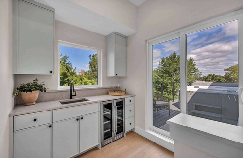 Tremont House | Luxury Rooftop Spa Retreat w/Hot Tub + Sauna | Sleeps 10 | Skyline Views