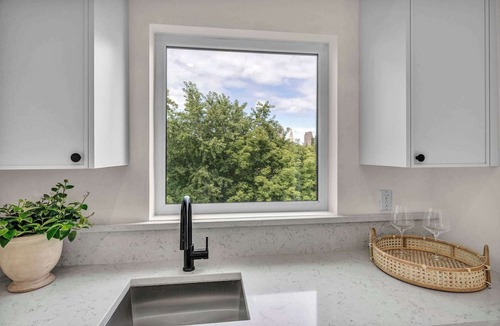 Tremont House | Luxury Rooftop Spa Retreat w/Hot Tub + Sauna | Sleeps 10 | Skyline Views