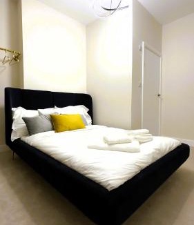 Cricklewood Apartment | Luxury room 2