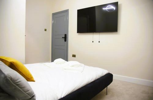 Cricklewood Apartment | Luxury room 2