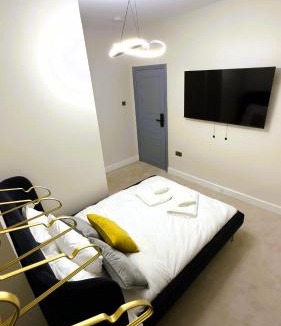 Cricklewood Apartment | Luxury room 2