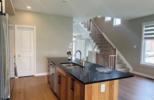 Ottawa Division House | Luxury room with private bathroom