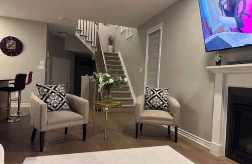 Ottawa Division House | Luxury room with private bathroom