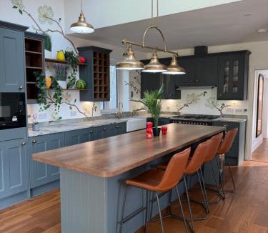 Shooters Hill Villa | Luxury Rooms Express