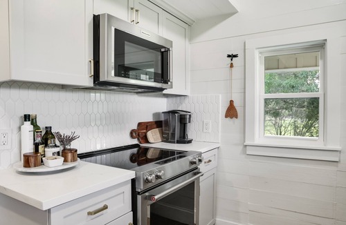 Round Top House | Luxury Round Top Farmhouse /6mil to The Square