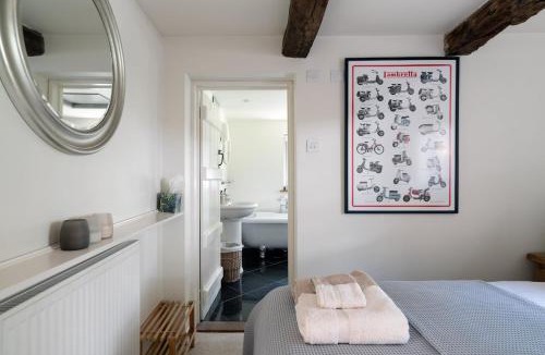 West Heath House | Luxury rural thatched cottage with cedar hot tub