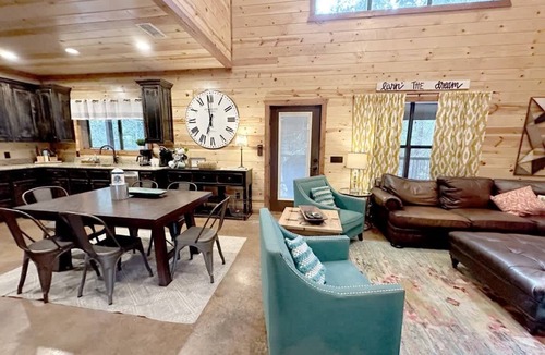 Hochatown Cabin | Luxury Rustic Cabin Hot Tub & Spa Fire Pit