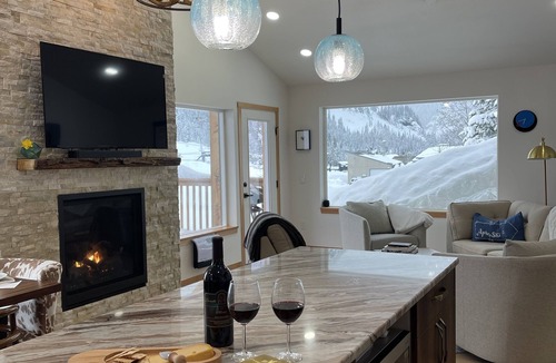 Snoqualmie Pass House | Luxury Rustic Modern on Ski Slope w/Ski in & out. 4B/4Bath w/3 ensuite. w/HotTub