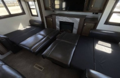 China Spring House | Luxury RV 2 Bedroom 2 Bath for solar eclipse ring of fire on 3 acres