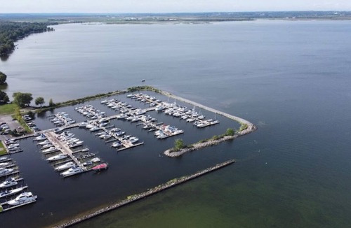 Keswick House | Luxury RV On Lake Simcoe in Keswick south