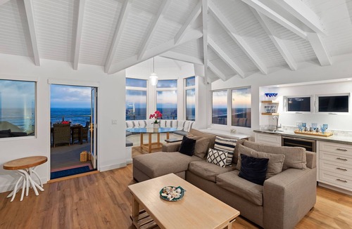 Carpinteria House | Luxury Sandcastle Beachfront! Sleeps 8 - Walk Everywhere!