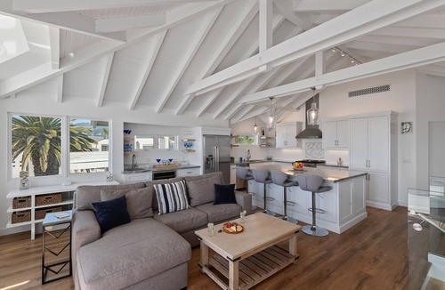 Carpinteria House | Luxury Sandcastle Beachfront! Sleeps 8 - Walk Everywhere!
