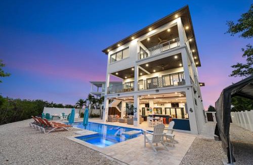 Marathon House | Luxury Seaside Escape ~ Heated Pool w Jacuzzi ~ Elevator ~ Dock ~ Scenic Views