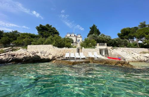 Okrug Gornji Villa | Luxury Seaside Villa with a classic Mediterranean Olive Garden, a fully equipped Professional Kitchen, Pool, Sauna, Padle Boards and Canoe - Miolin Beach House