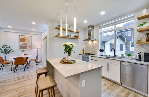 Brighton House | Luxury Seattle Home w/Rooftop Deck + Fire Pit!