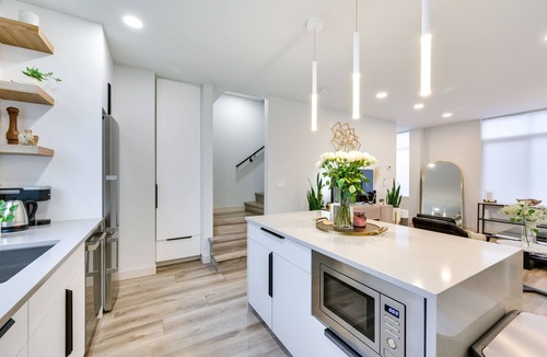 Brighton House | Luxury Seattle Home w/Rooftop Deck + Fire Pit!