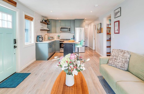 St. Mary's House | Luxury SF Retreat! Private Patio-2bd-Full Kitchen