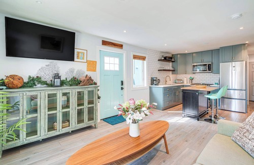 St. Mary's House | Luxury SF Retreat! Private Patio-2bd-Full Kitchen