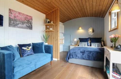 Cambridge Other | Luxury Shepherd Hut with Private Hot Tub