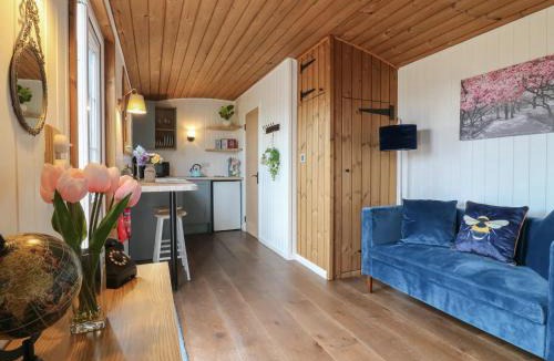 Cambridge Other | Luxury Shepherd Hut with Private Hot Tub