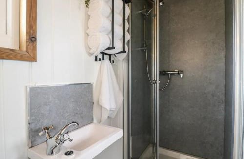 Cambridge Other | Luxury Shepherd Hut with Private Hot Tub