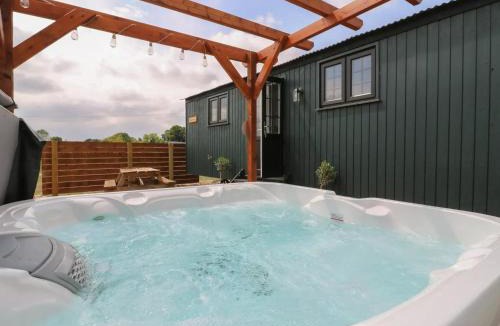 Cambridge Other | Luxury Shepherd Hut with Private Hot Tub