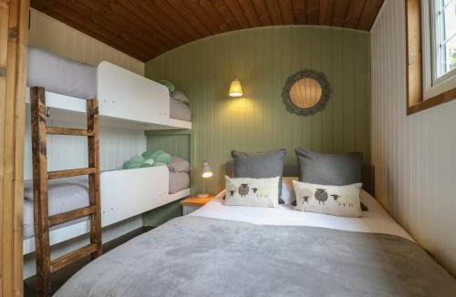 Cambridge Other | Luxury Shepherd Hut with Private Hot Tub