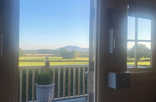 Broadwas Cabin | Luxury Shepherd Hut - The Nimrod