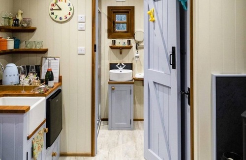 Godalming Cabin | Luxury Shepherd's Hut #4 - Overlooking Rolling Surrey Hills