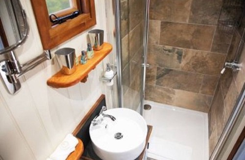 Godalming Cabin | Luxury Shepherd's Hut #4 - Overlooking Rolling Surrey Hills