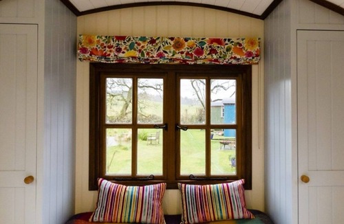 Godalming Cabin | Luxury Shepherd's Hut #4 - Overlooking Rolling Surrey Hills