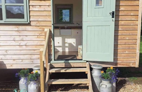 Wickham Cabin | Luxury Shepherds Hut set in a countryside setting