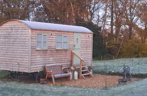 Wickham Cabin | Luxury Shepherds Hut set in a countryside setting