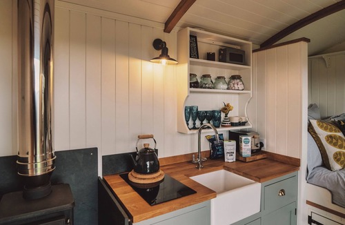 Mabe Cabin | Luxury Shepherds Hut with Bath