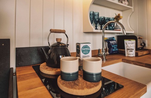 Mabe Cabin | Luxury Shepherds Hut with Bath