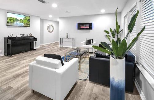 Wetmore House | Luxury @ SixFlags and LaCantera Hot Tub+Grill