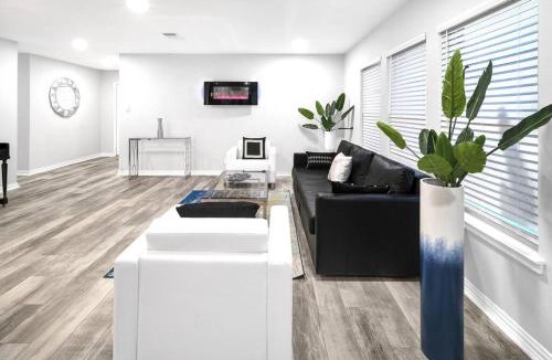 Wetmore House | Luxury @ SixFlags and LaCantera Hot Tub+Grill