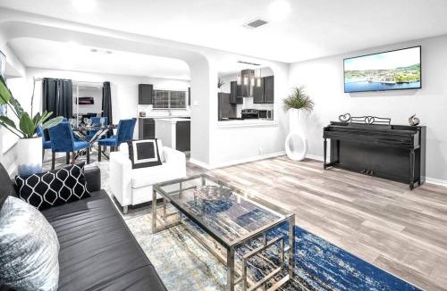 Wetmore House | Luxury @ SixFlags and LaCantera Hot Tub+Grill