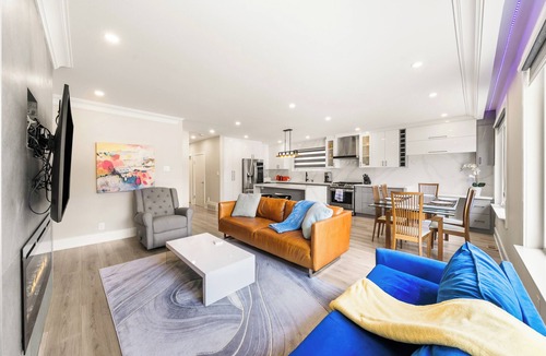 Newtonbrook House | Luxury Spa Escape with Pool & Jacuzzi [near Bathurst & Sheppard, Rogers Stadium]